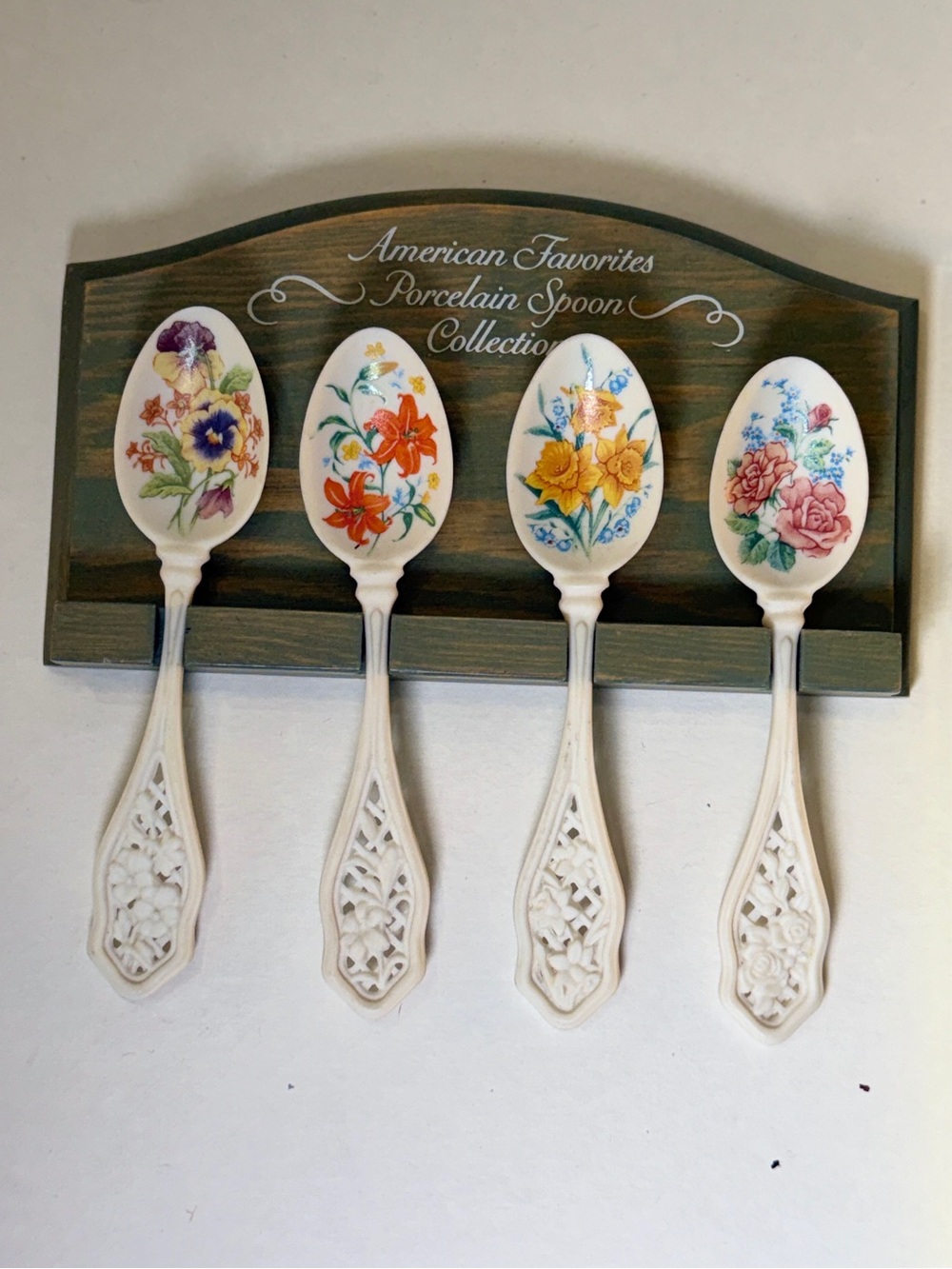 4 Avon Porcelain American Favorites Flower Spoons 1989 Lily Rose Pansy Daffodil - Picture 4 of 7